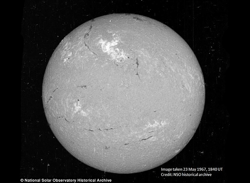 Imagen del Sol tomada en mayo de 1967. Las manchas claras corresponden a las regiones de las que provino la eyección. Foto: NSO
